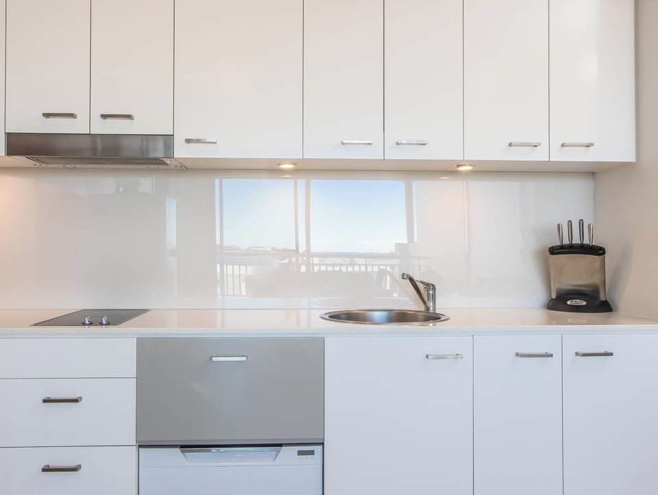 Coffee/tea maker, fridge, microwave, stovetop
