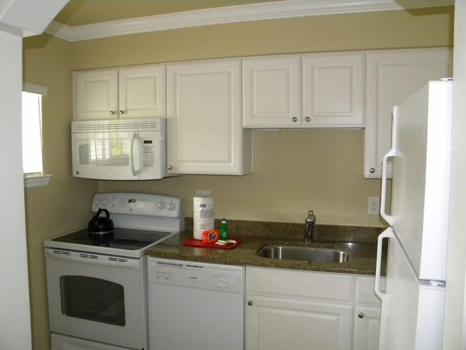 Coffee/tea maker, fridge, microwave, oven