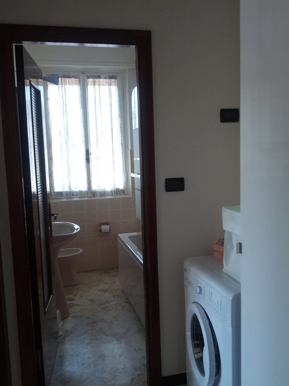 Combined shower/tub, hair dryer, bidet, towels