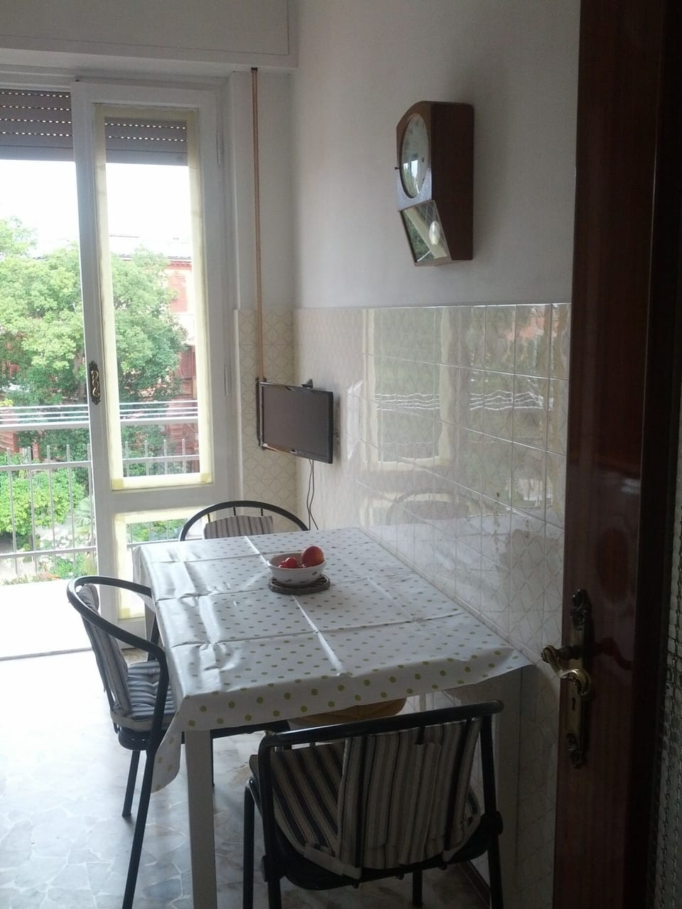 Kitchen wit direct access to the balcony and a second TV set