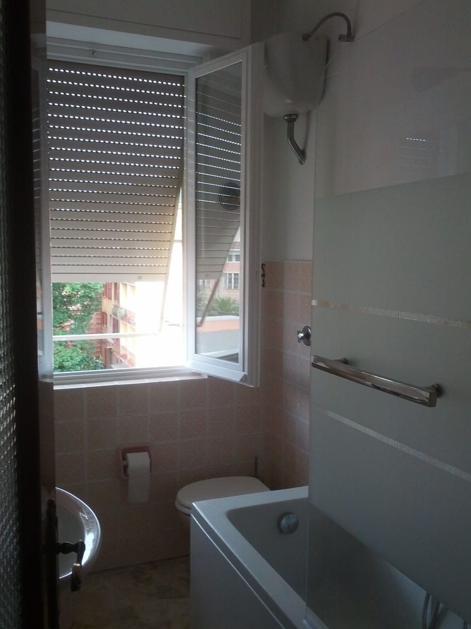 Combined shower/tub, hair dryer, bidet, towels