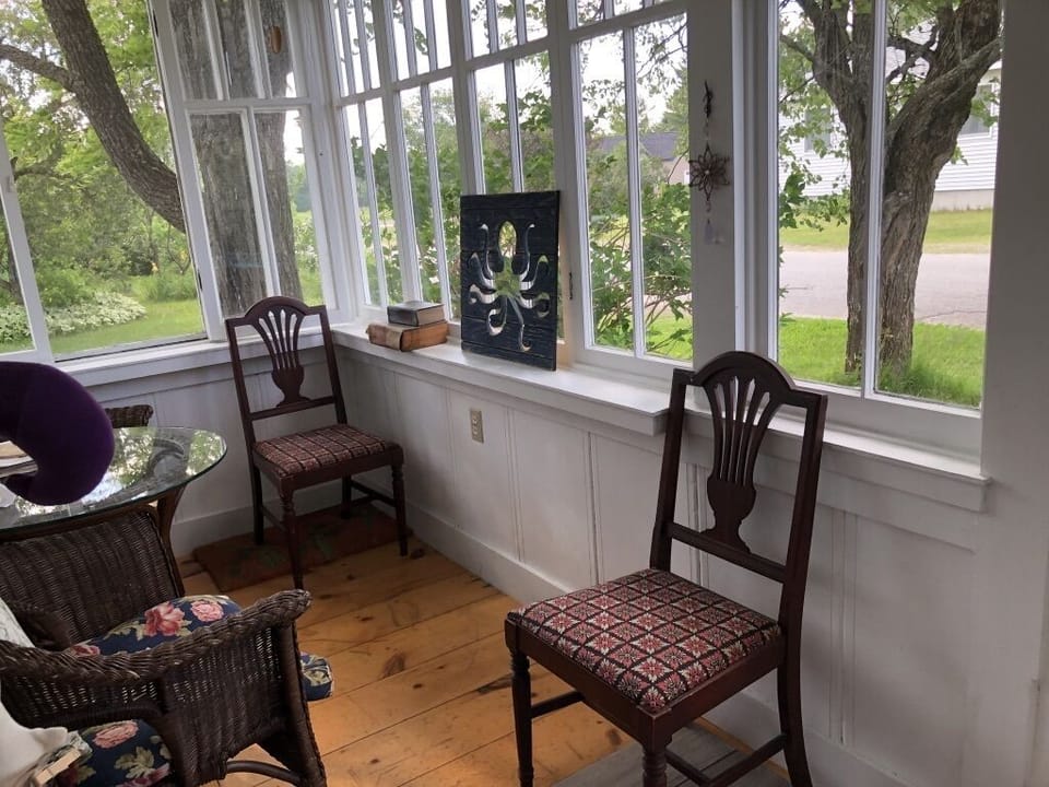 Enter on nice porch !