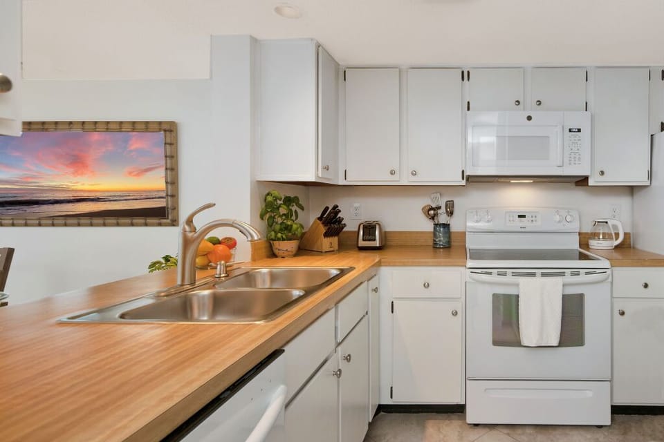 Coffee/tea maker, fridge, microwave, oven