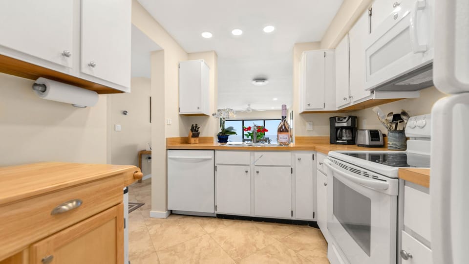 Coffee/tea maker, fridge, microwave, oven