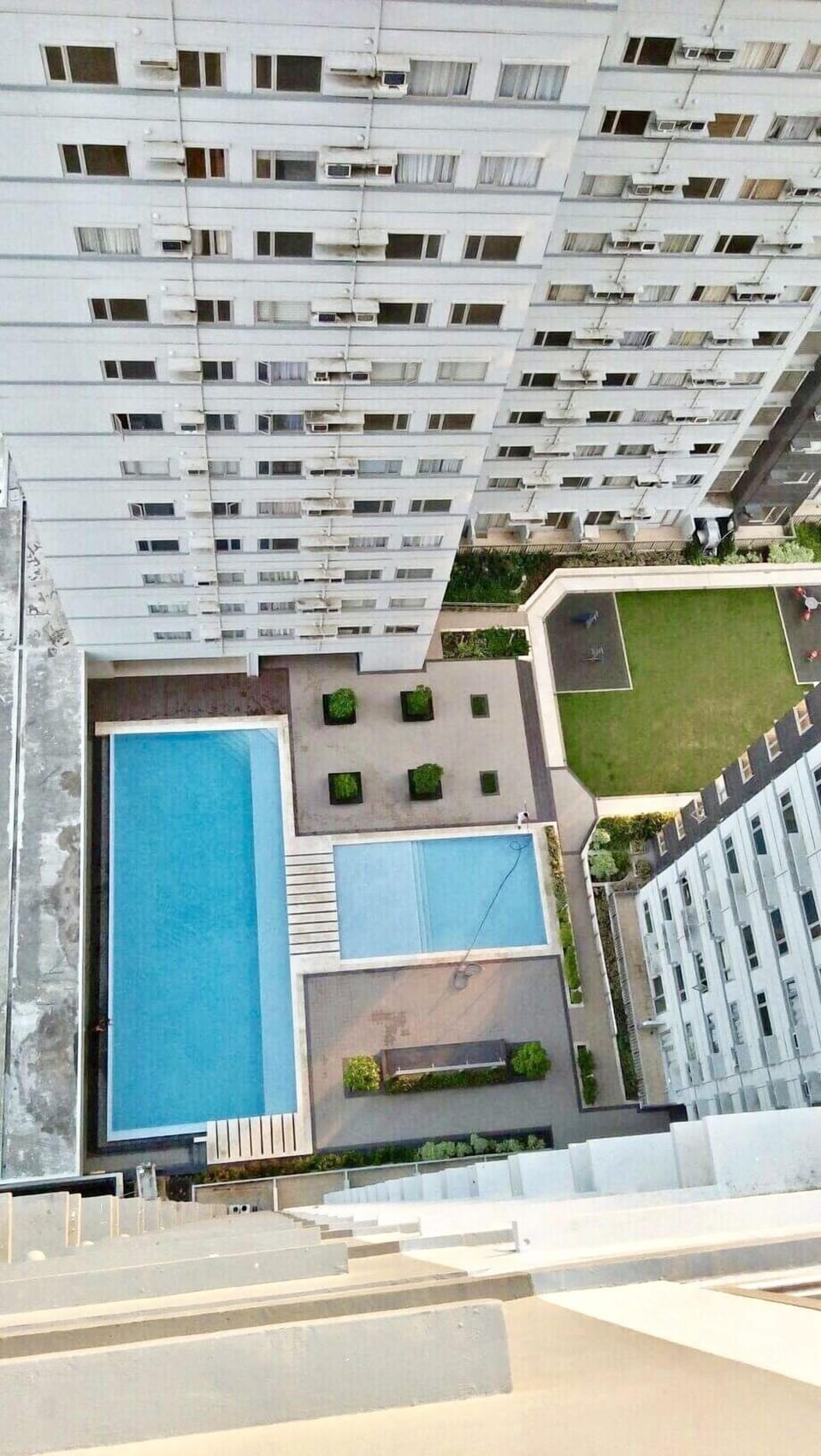 Room facing the pool 