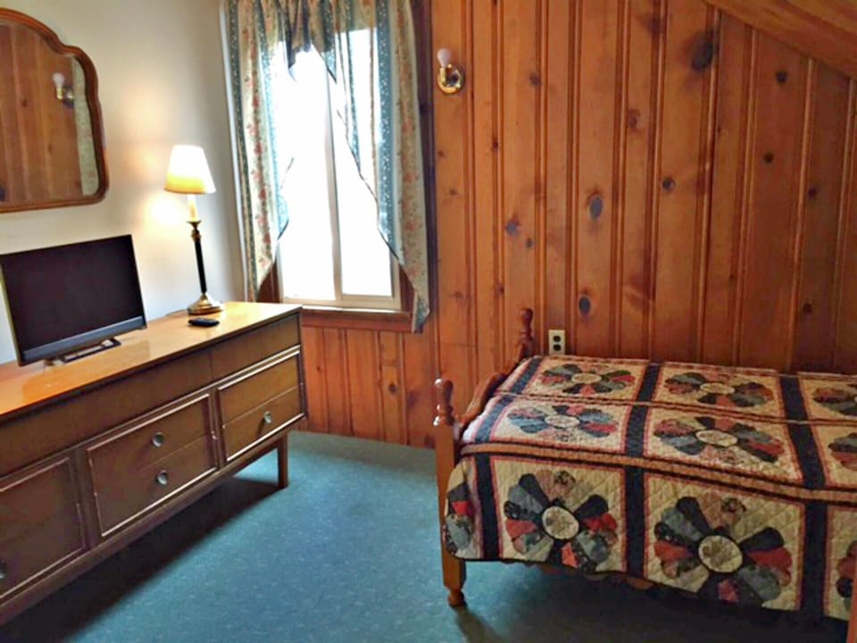 Cottage Upstairs bedroom has two twins 