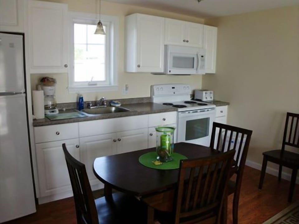 Coffee/tea maker, fridge, microwave, oven