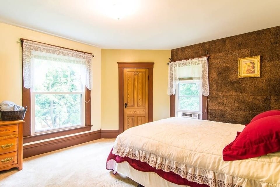 4 bedrooms, iron/ironing board, internet, bed sheets