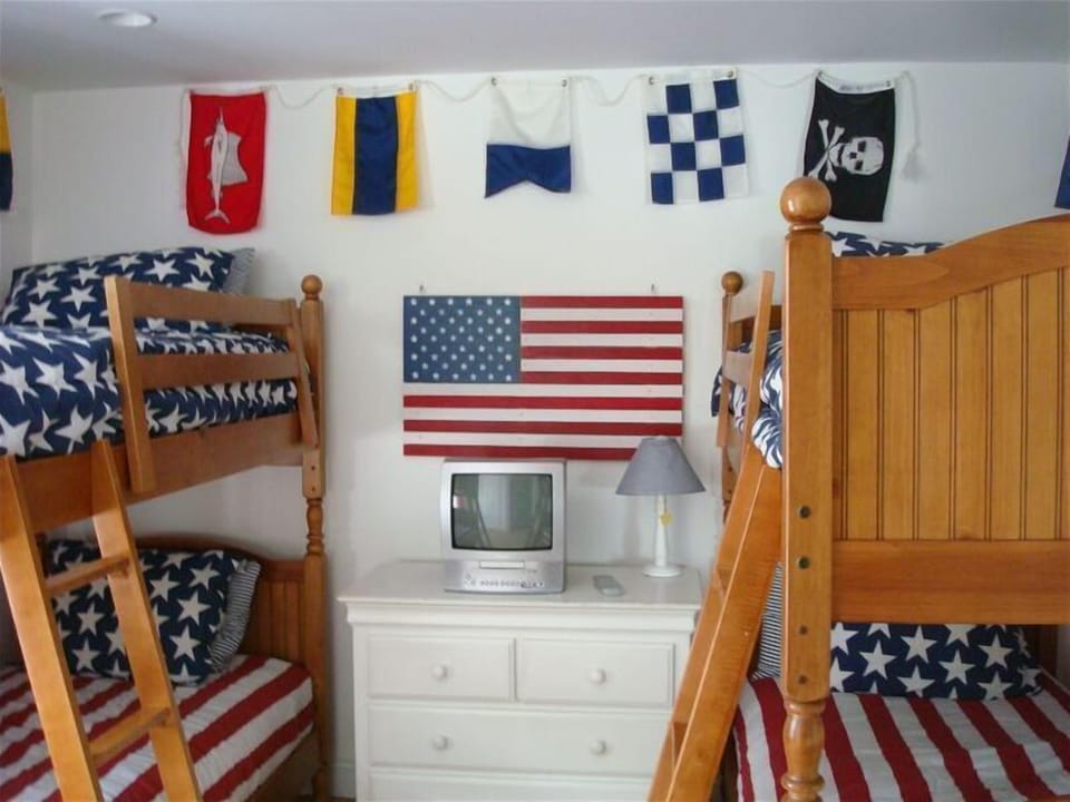 5 bedrooms, desk, iron/ironing board, travel crib