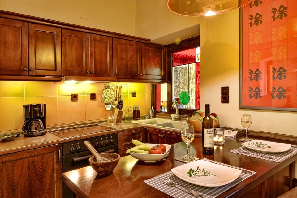 Fridge, oven, stovetop, coffee/tea maker