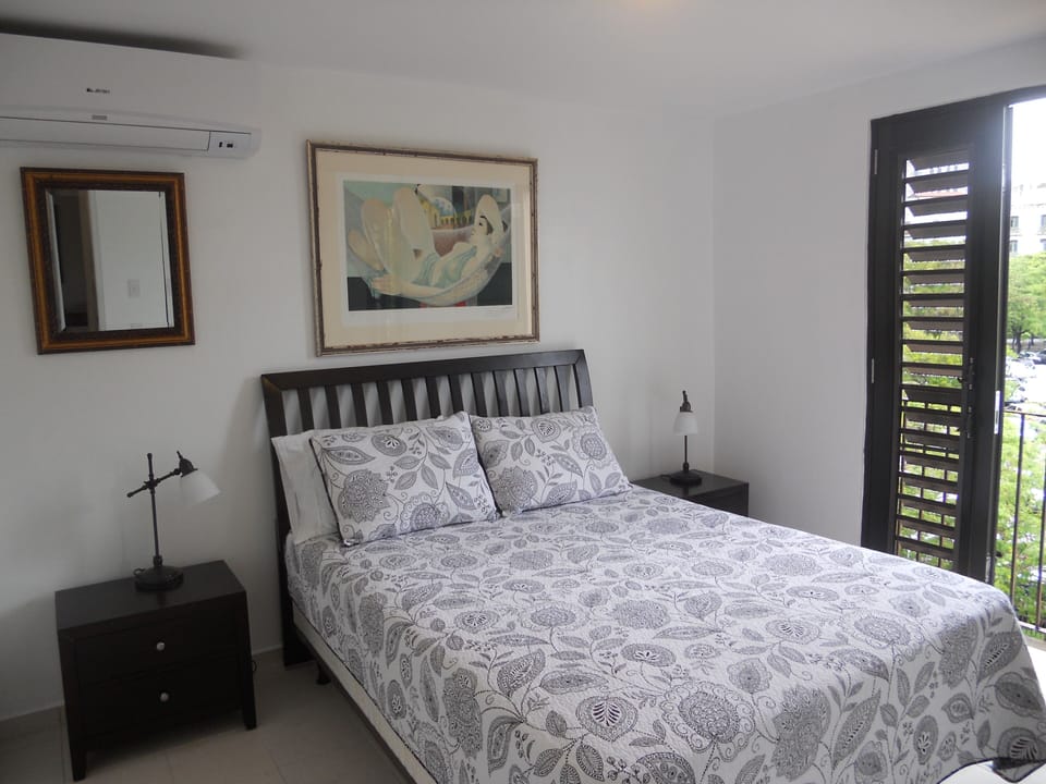 Bedroom with Queen size bed and AC.