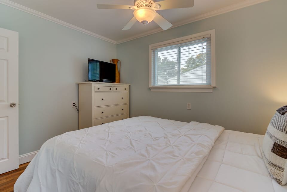 2 bedrooms, iron/ironing board, WiFi (free)