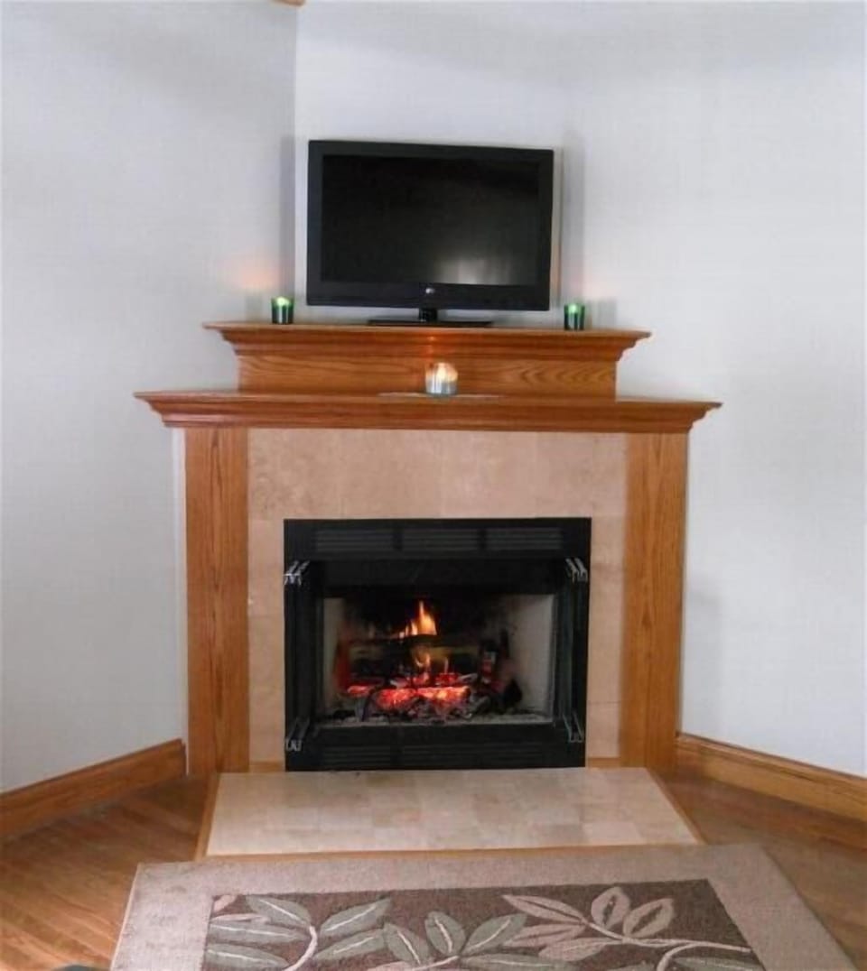 Cozy natural wodd burning fireplace to cuddle up by.