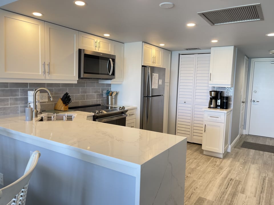 ALL NEW KITCHEN -
QUARTZ,STAINLESS,PANTRY,&COFFEE BAR including K-Cup &12 Cup
