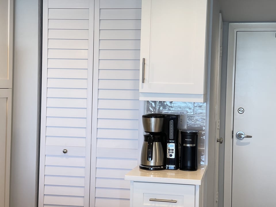 COFFEE BAR -10 CUP & K-CUP
LAUNDRY ROOM BEHIND DOOR