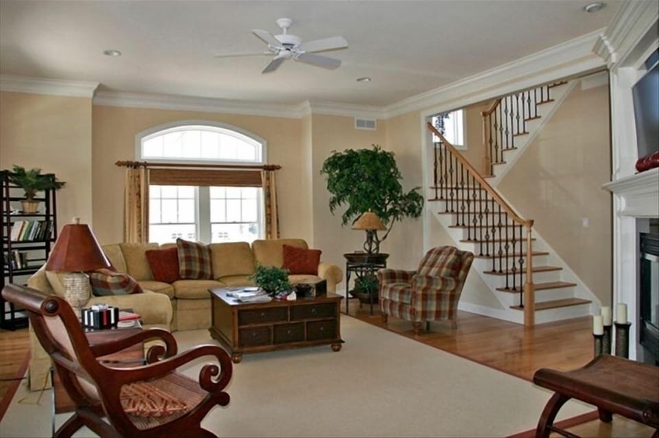 Living Room w Fireplace - view #2