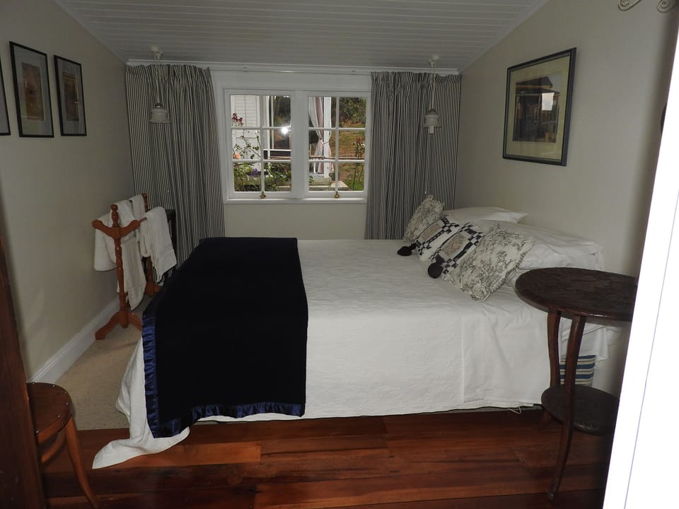 Bedroom 2 Queensize bed with quality linen and white fluffy towels.