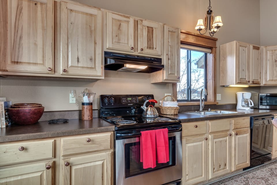 Fully stocked kitchen; electric range/oven