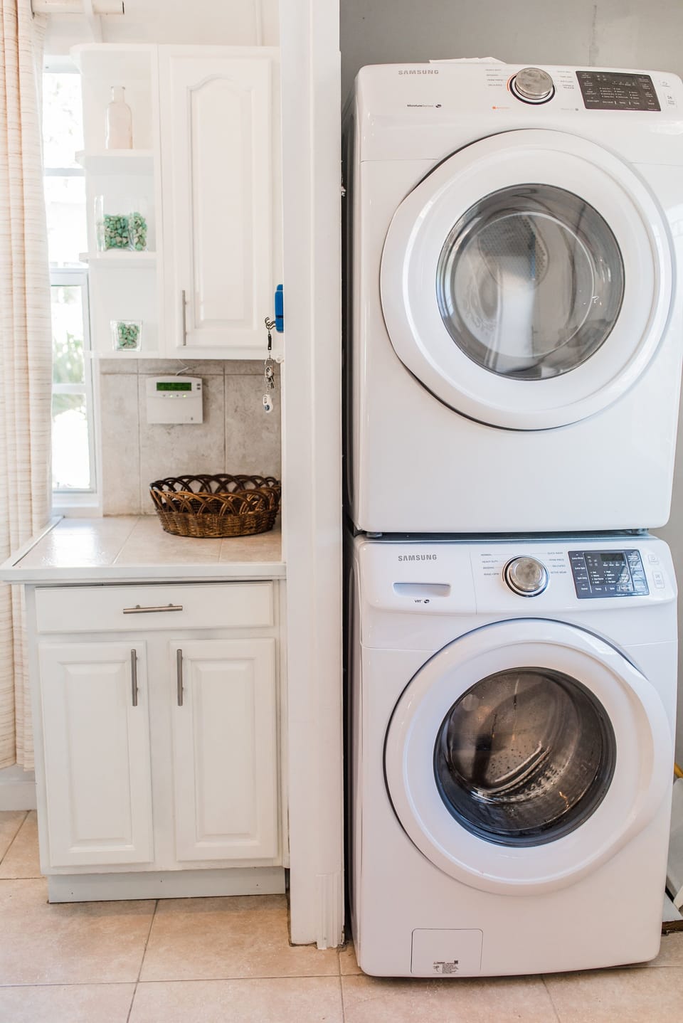 Cottage come fully equip with washer and dryer ( in the background)