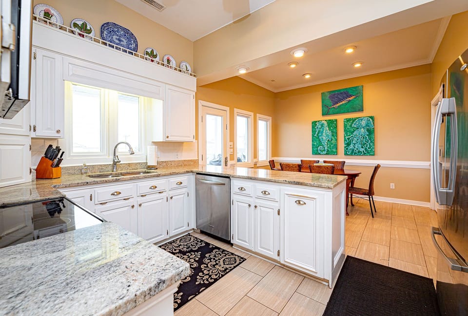 Top Floor Kitchen - fully stocked