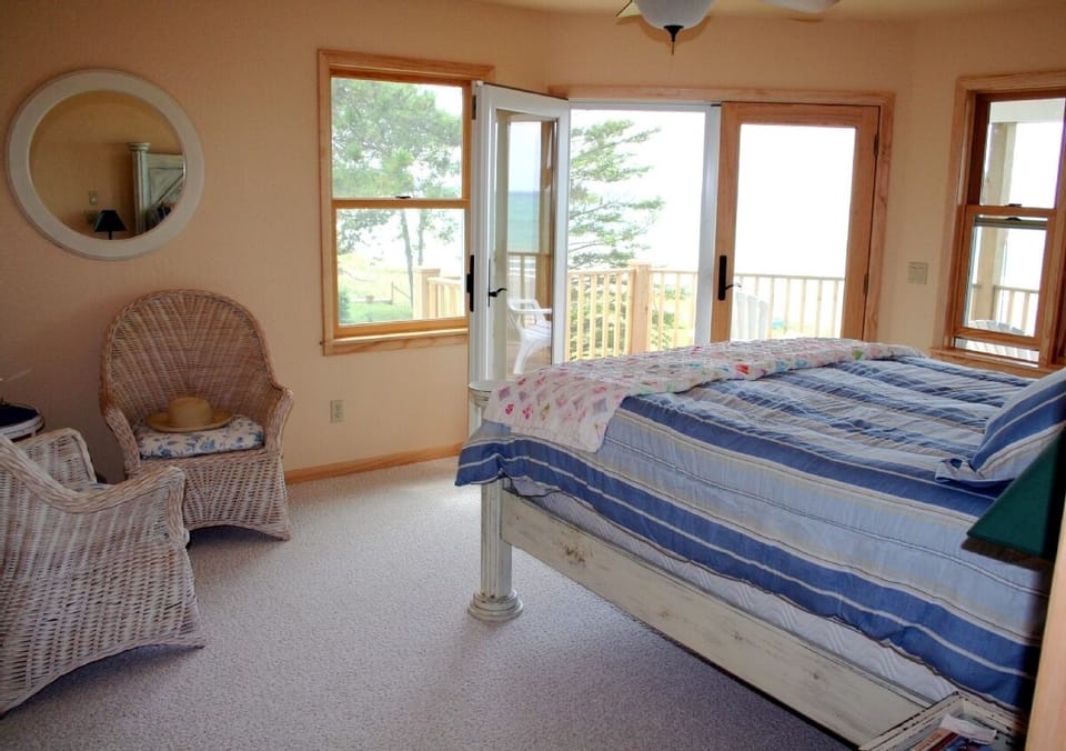Lakeside Guest Room