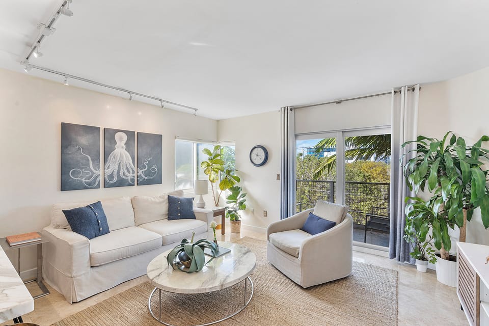 Sunny corner exposure with a large balcony 