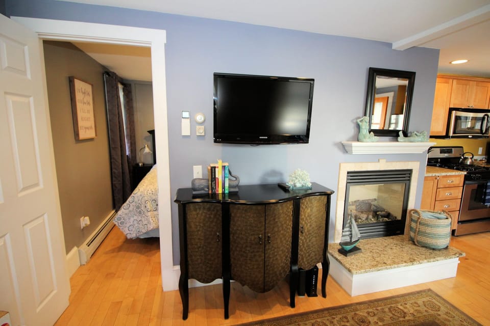 Gas fireplace and flat screen TV with cable