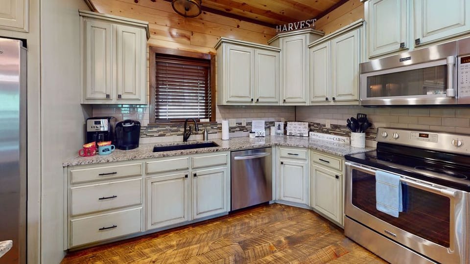 The-Lazy-Cowboy-Lodge-Kitchen(3)