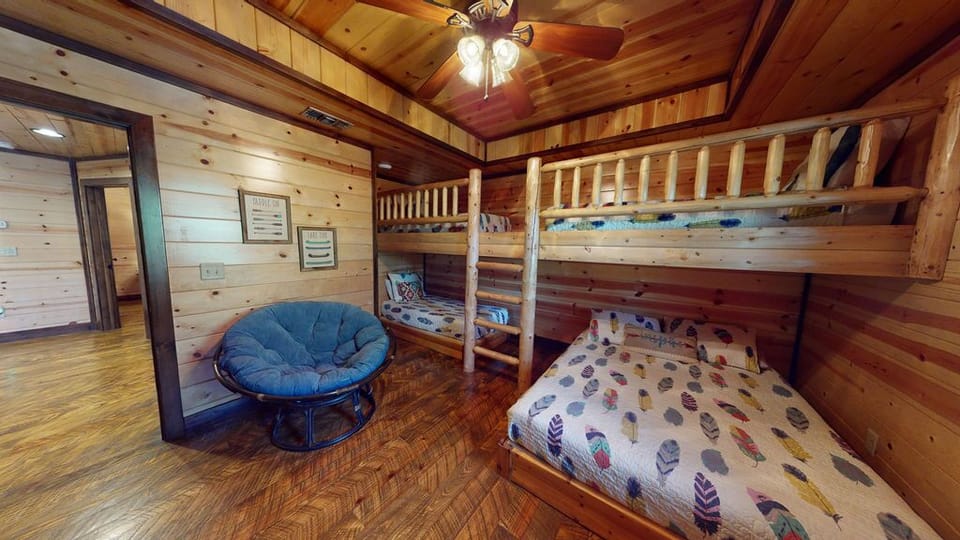 The-Lazy-Cowboy-Lodge-Bunk-Room