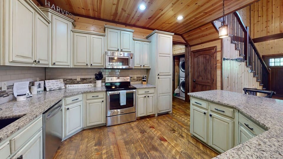 The-Lazy-Cowboy-Lodge-Kitchen(2)