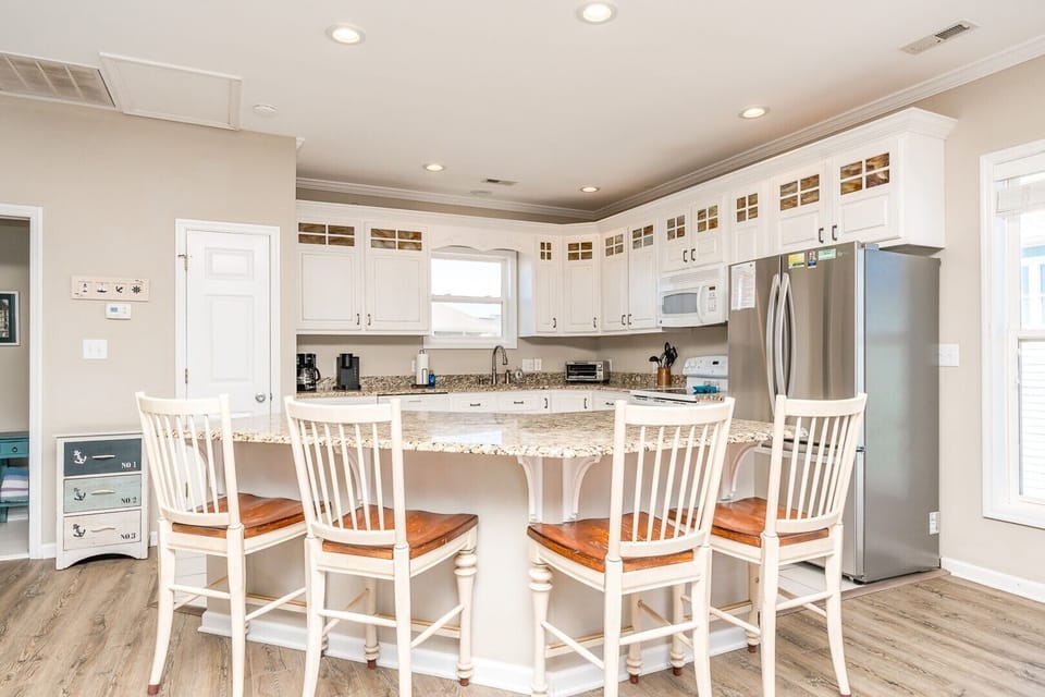 Kitchen with Eat-In Seating