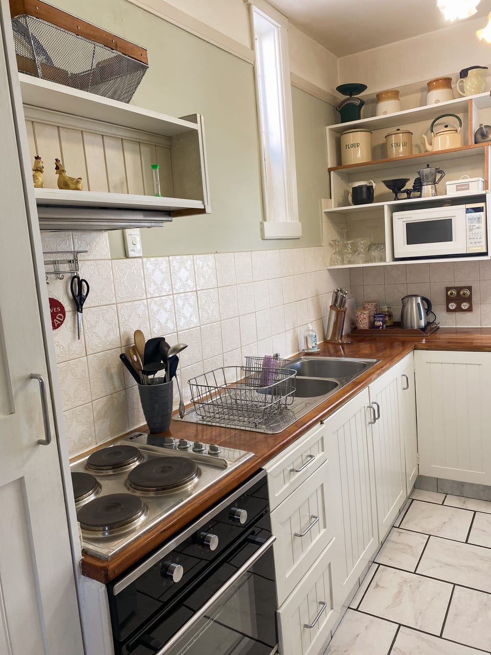 Full kitchen 
