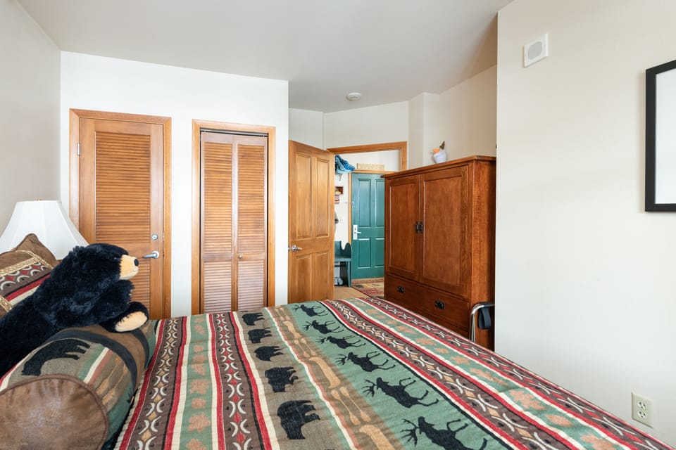 2nd bedroom looking out
Queen bed
