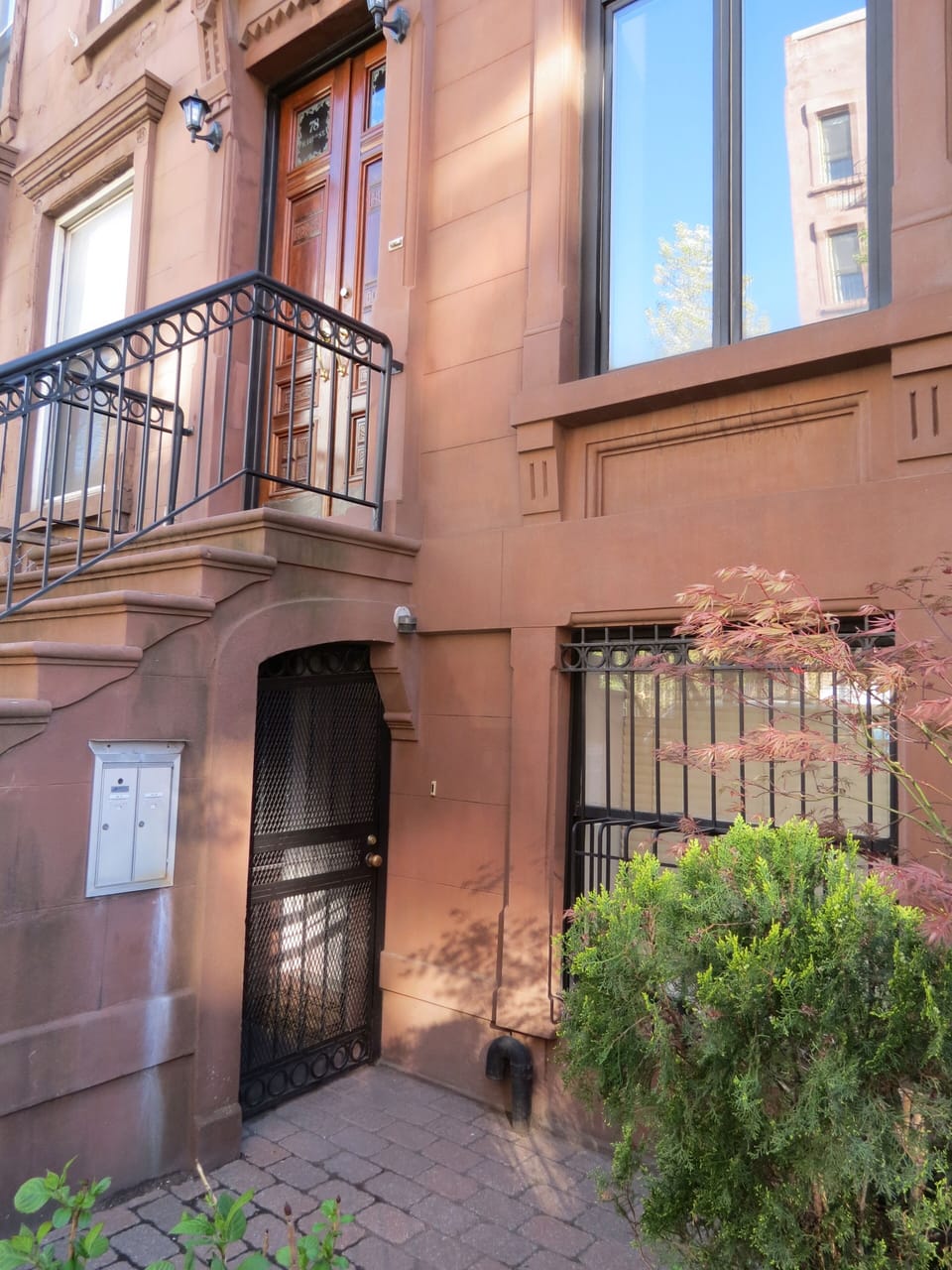 Apartment private entrance via front garden!