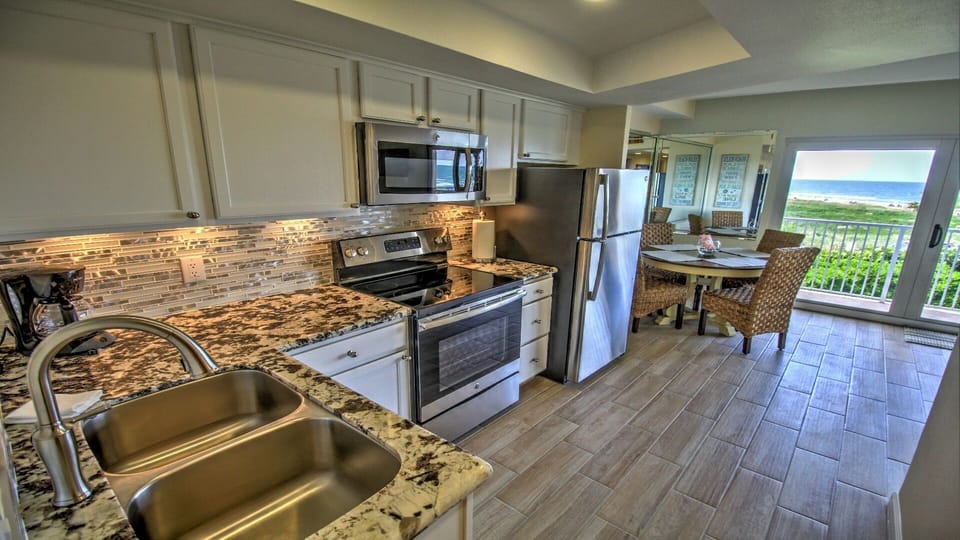 Newly remodeled, fully equipped kitchen!