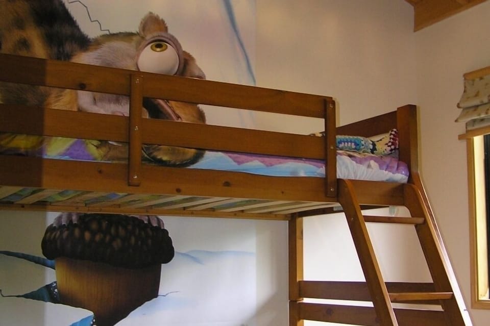 Bunk room (single over double)