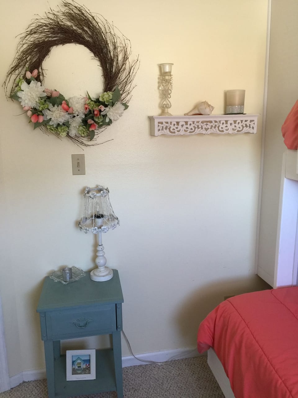 Shabby beach chic decor in the bunk room! 