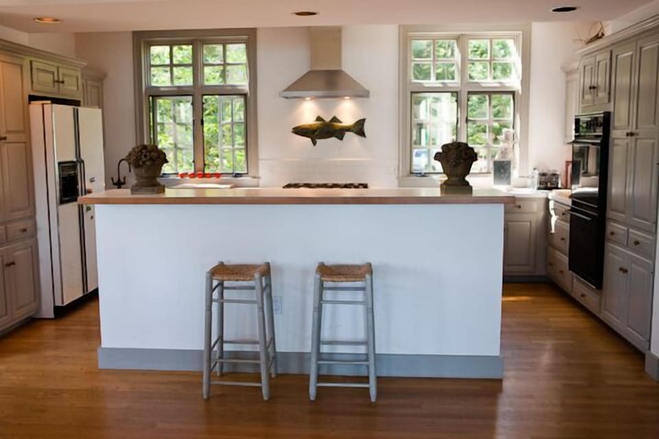 The open kitchen, with room for plenty of cooks!