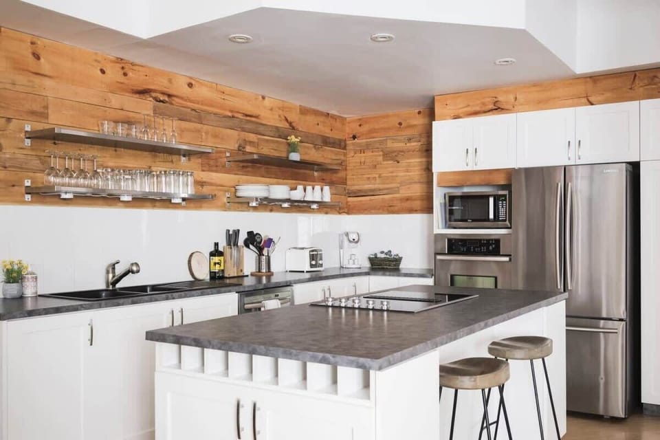 Fully equipped kitchen:  all the kitchen ware and cooking ware that you need. Dishwasher, etc