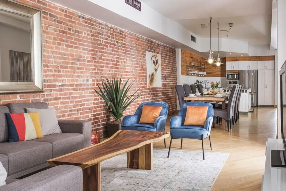 Brickwall and wood for a cosy City Chalet feel ;)
