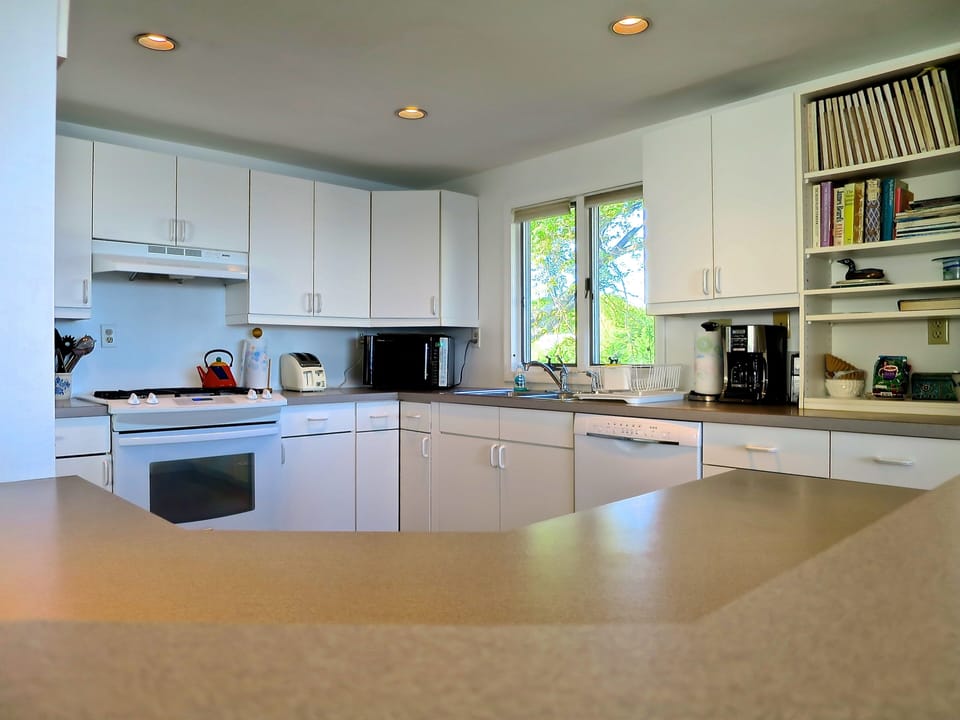 Big kitchen well equipped. Gas range; Bosh dshwshr. Brkfast bar. Open to LR/DR! 