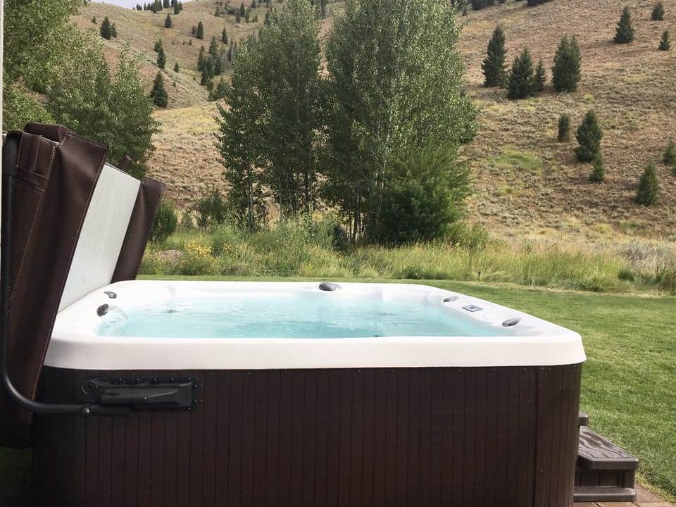 Private hot tub overlooks the mountains and the dark star-filled skies.