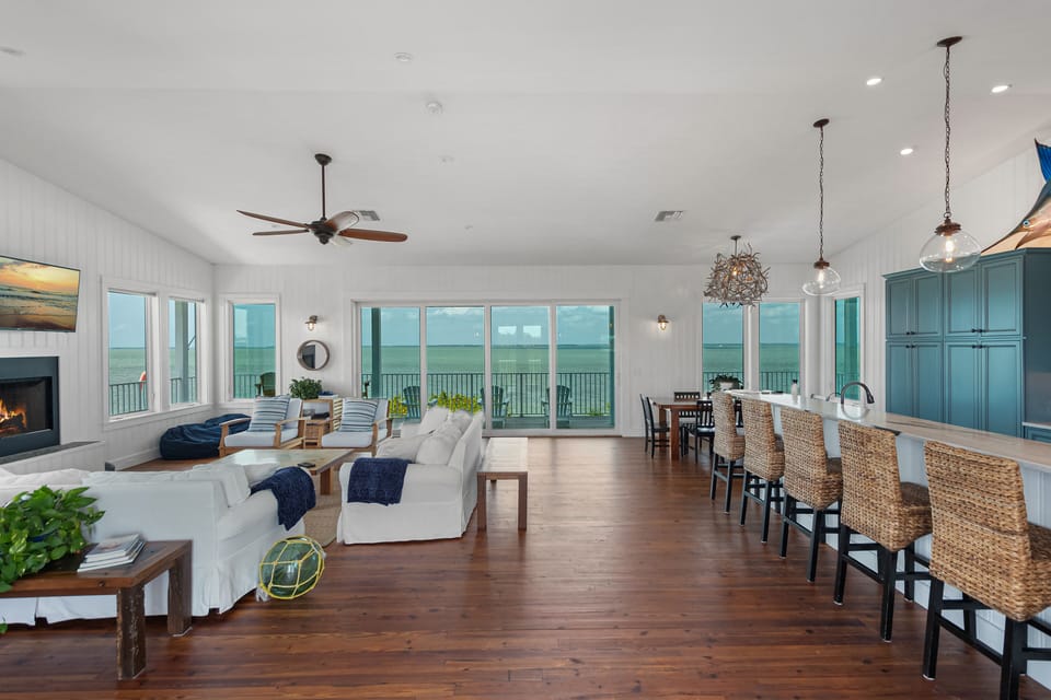 Beautiful views from very angle when you first walk in. 