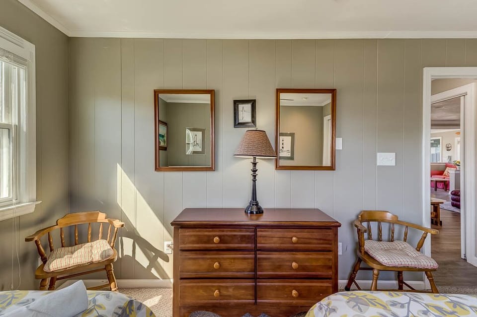 Top-Level Bedroom with 2 Twin Beds