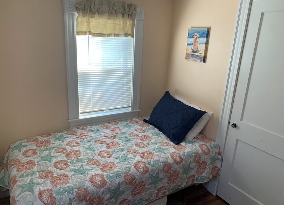 2nd bedroom with 2 twin beds 