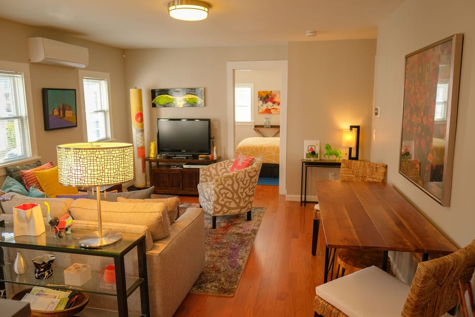 Colorful living room w/ample seating;easy access to dining for 6+