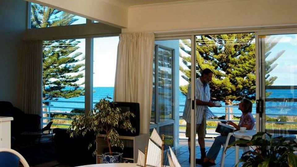 Uninterrupted panoramic sea views from living and dining rooms
