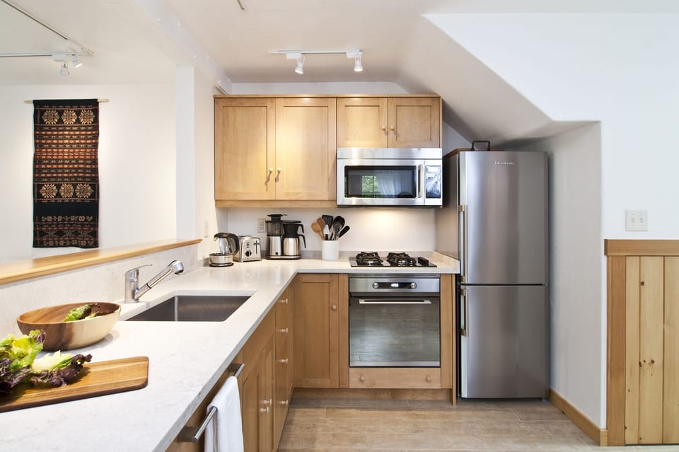 New fully-equipped kitchen features Caesarstone counters + stainless appliances