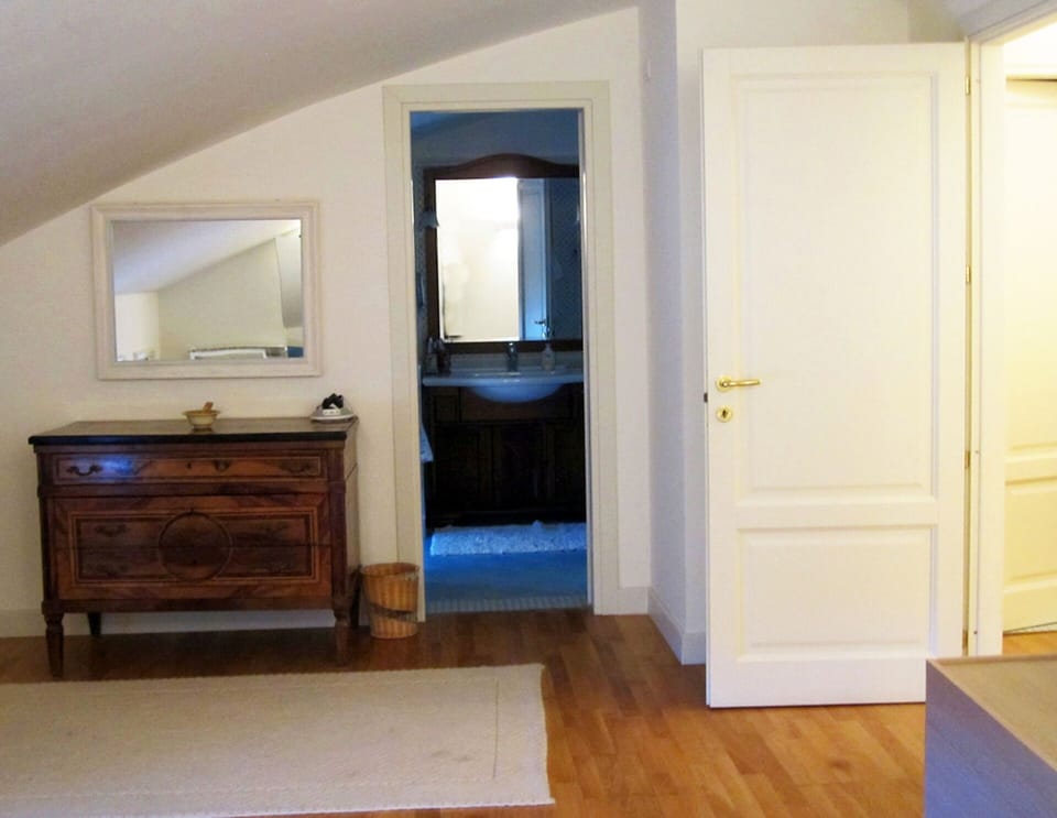 double bedroom - 1rst floor with en-suite bathroom (bed  view)