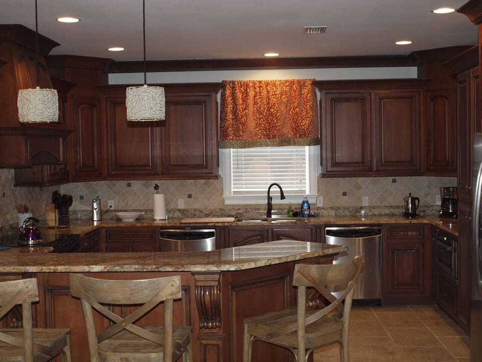 Fully equipped kitchen with ice maker, 2 dishwashers, extra counter seating